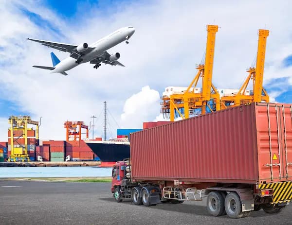 contenedores en aduana y un avión en el cielo